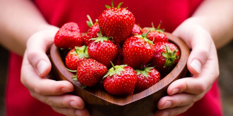 Серия по уходу за лицом из клубники